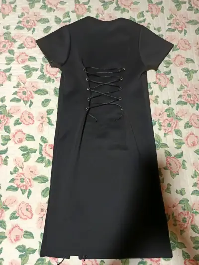 Vestido negro ajustado - miniatura 3