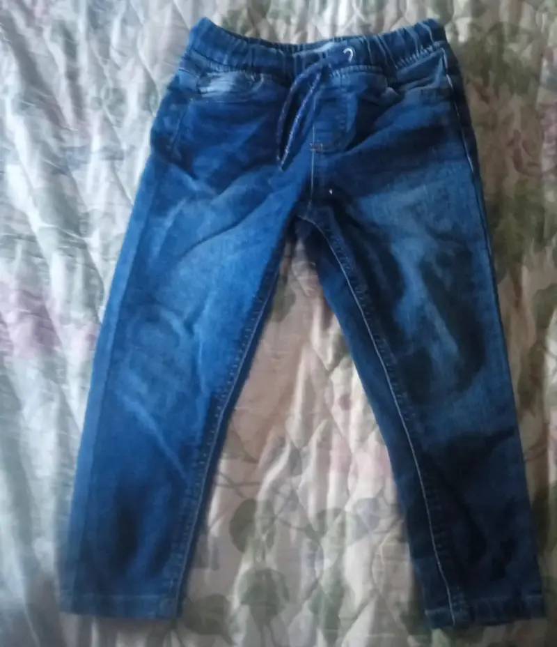 Pantalones de mezclilla para niños en buen estado - 1
