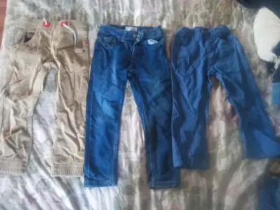 Pantalones de mezclilla para niños en buen estado - miniatura 3