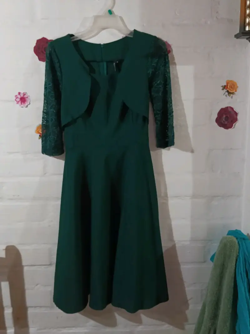 Vestido verde elegante con encaje - 1