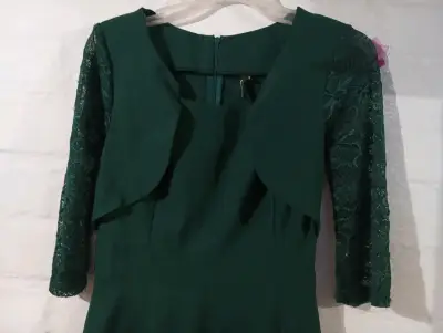 Vestido verde elegante con encaje - miniatura 2