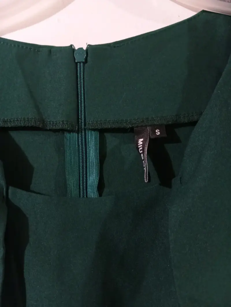 Vestido verde elegante con encaje - 4
