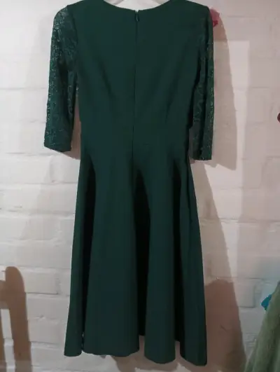 Vestido verde elegante con encaje - miniatura 5