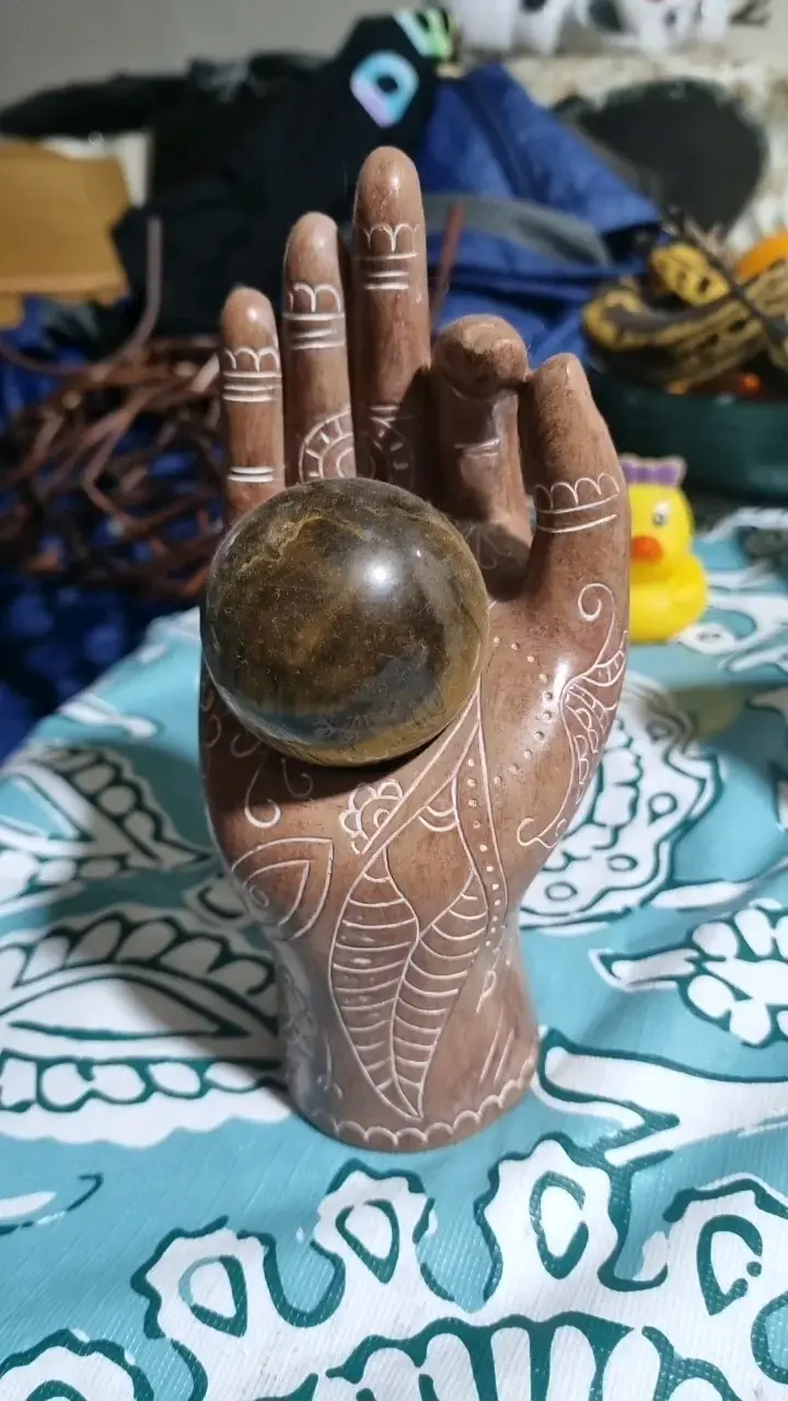 Escultura de mano decorativa con esfera - 1