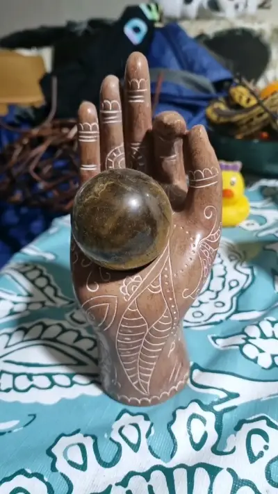 Escultura de mano decorativa con esfera - miniatura 1