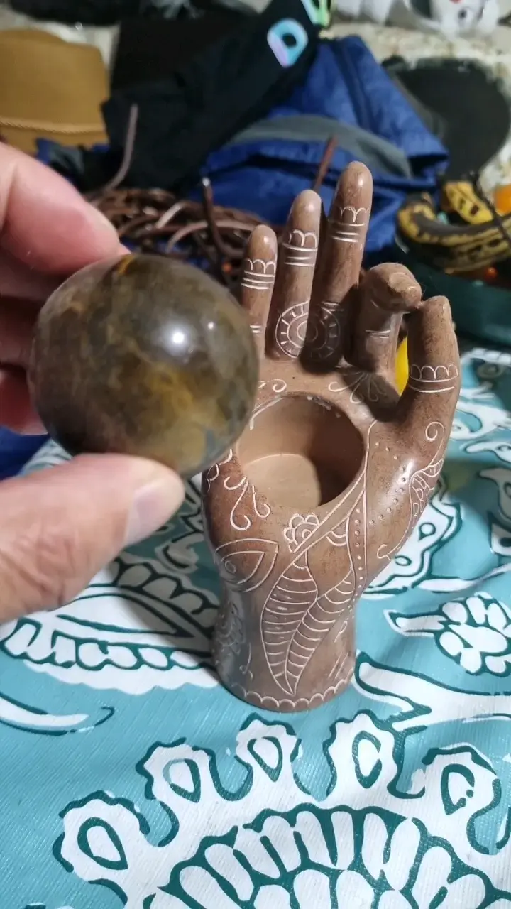 Escultura de mano decorativa con esfera - 2