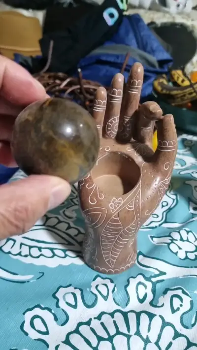 Escultura de mano decorativa con esfera - miniatura 2