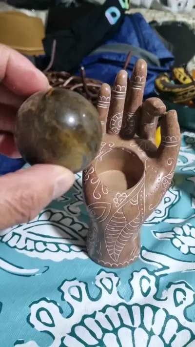 Escultura de mano decorativa con esfera - miniatura 3