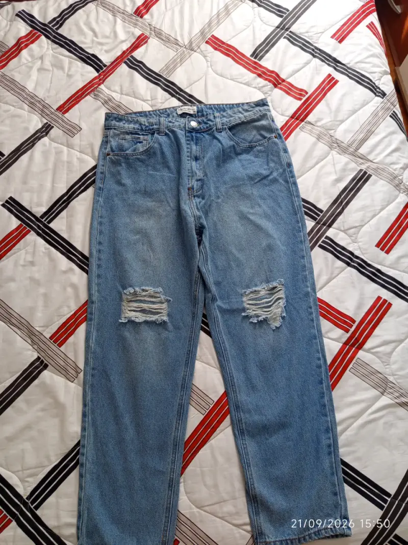 Jeans de mezclilla azul con roturas para mujer - 1