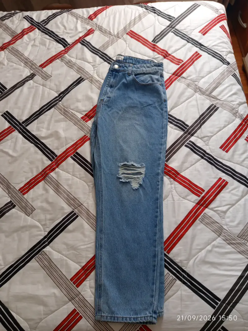 Jeans de mezclilla azul con roturas para mujer - 2