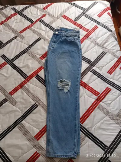 Jeans de mezclilla azul con roturas para mujer - miniatura 2