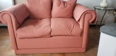 Sofá de dos plazas color rosa en buen estado - miniatura 2