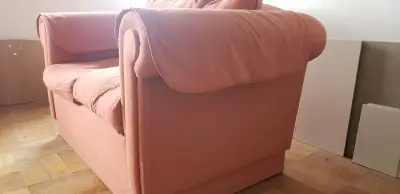 Sofá de dos plazas color rosa en buen estado - miniatura 3