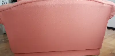 Sofá de dos plazas color rosa en buen estado - miniatura 4
