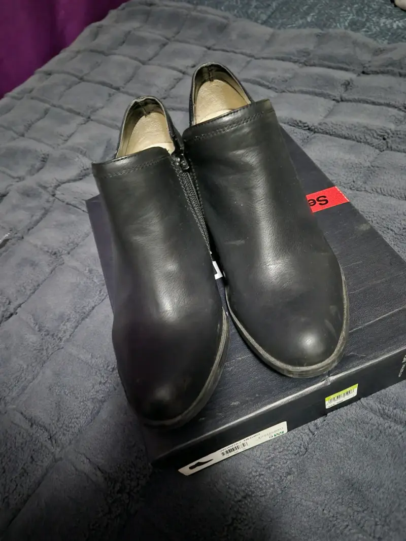 Botines de cuero negro para mujer marca Naturalizer - 2