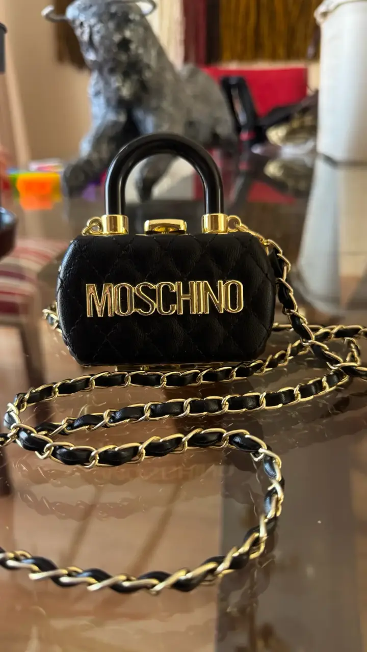 Mini bolso negro Moschino con cadena dorada - 1