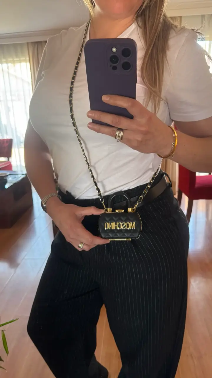 Mini bolso negro Moschino con cadena dorada - 3
