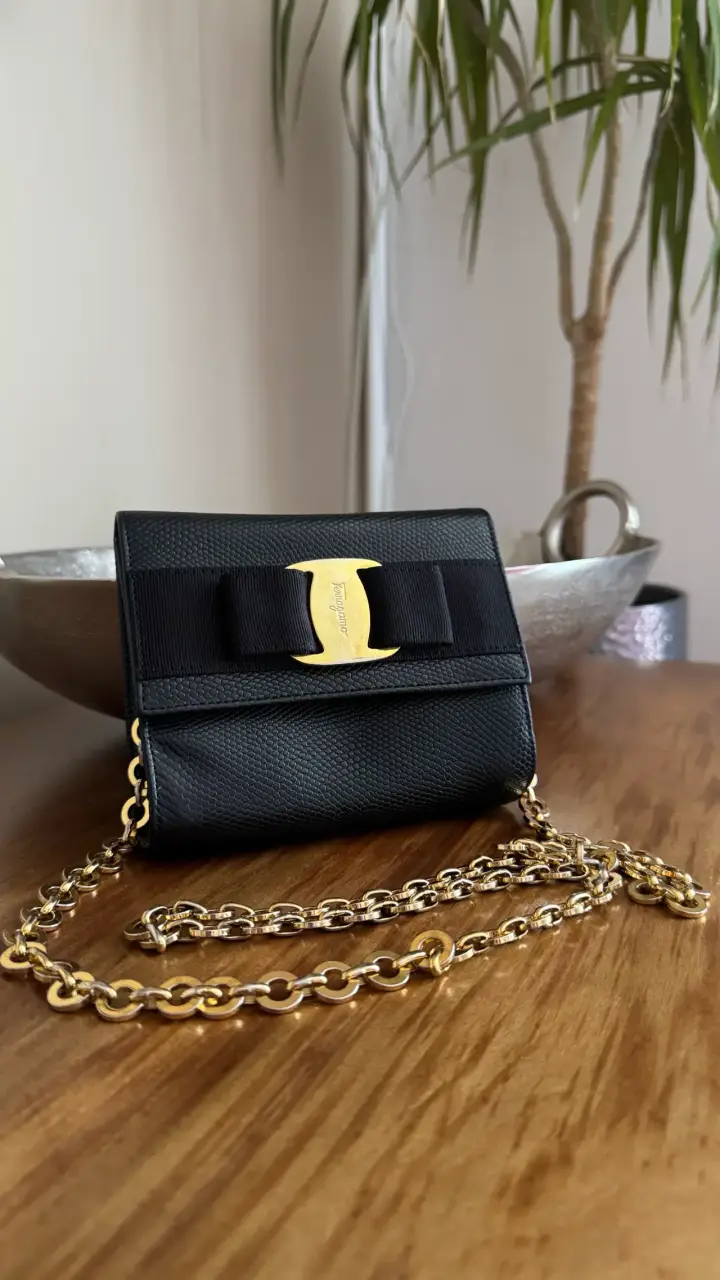 Cartera Ferragamo caden dorada - 1