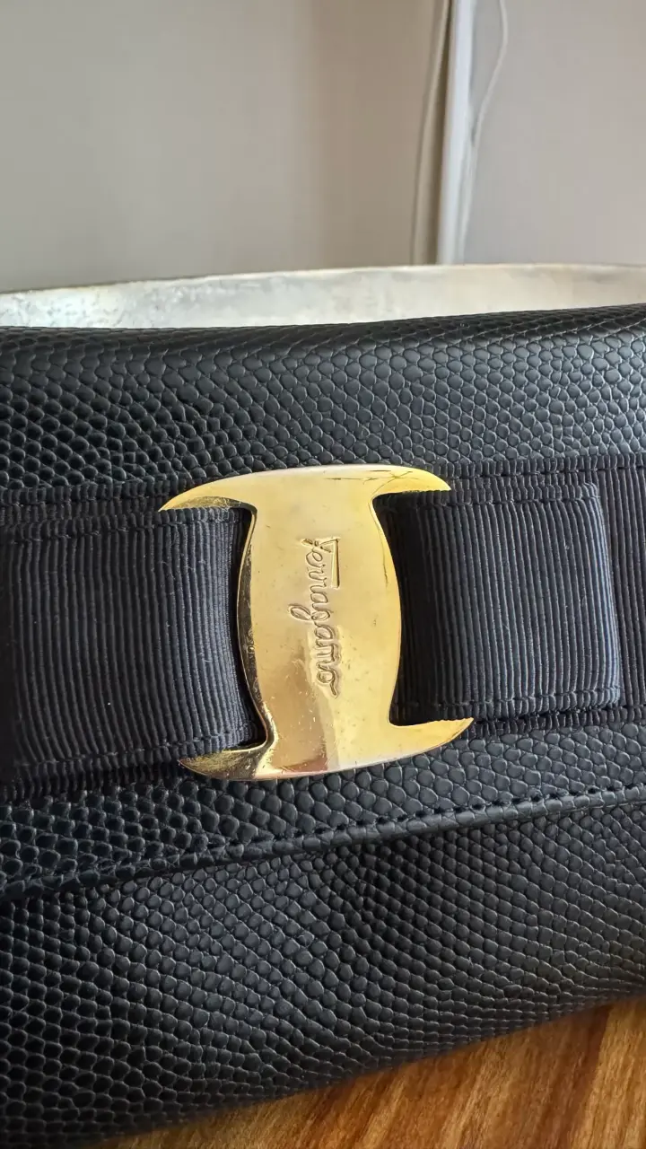 Cartera Ferragamo caden dorada - 2