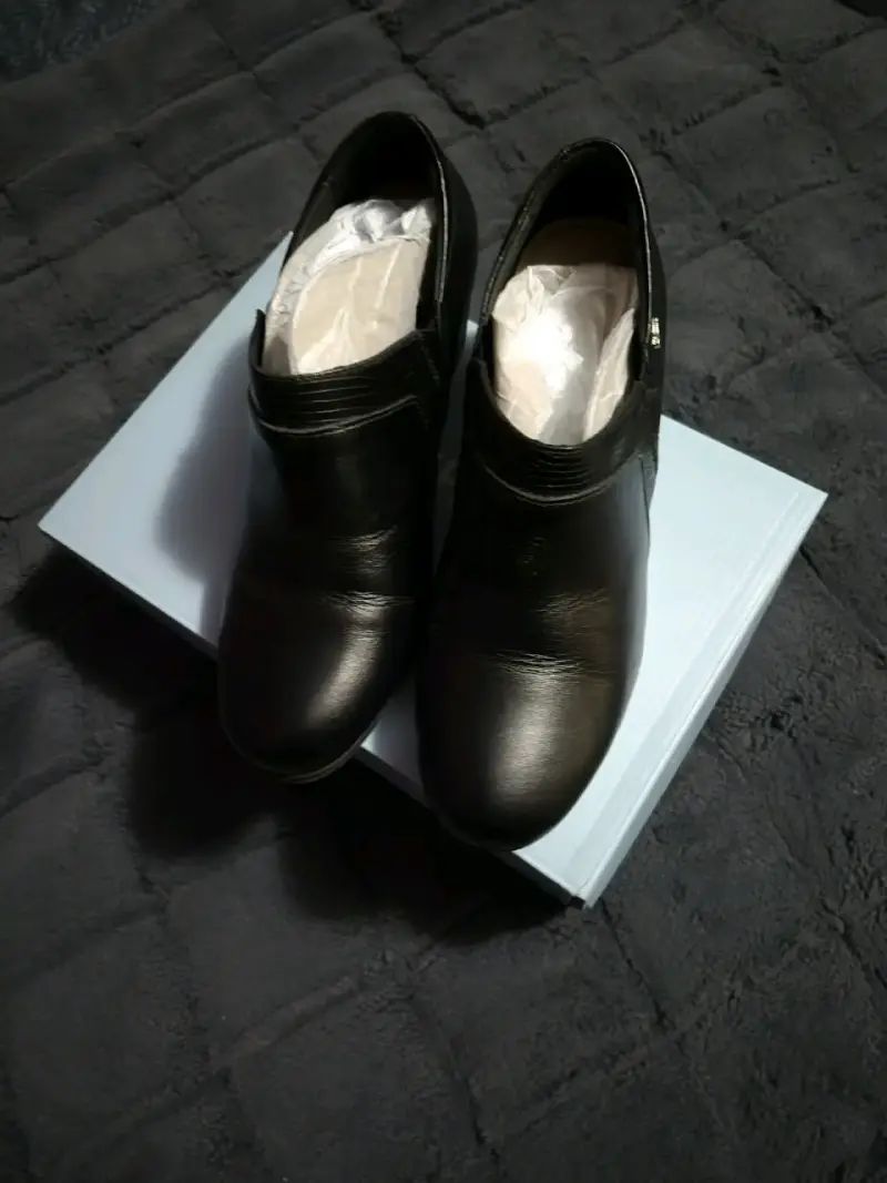 Zapatos de cuero negro con tacón bajo