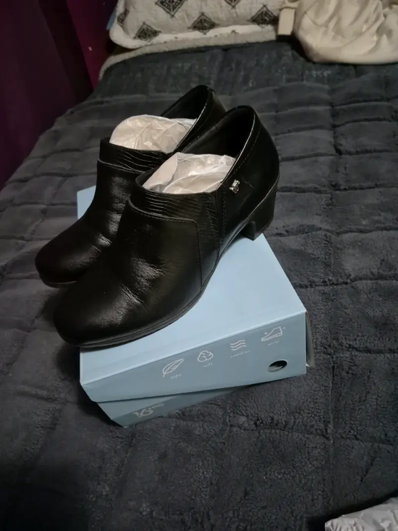 Zapatos de cuero negro con tacón bajo - 2