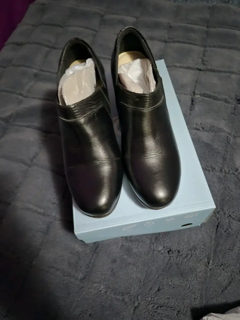 Zapatos de cuero negro con tacón bajo - 4