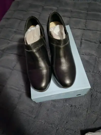 Zapatos de cuero negro con tacón bajo - miniatura 4