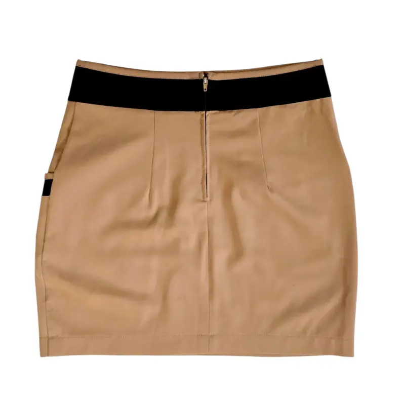 Falda corta beige con detalles negros - 2
