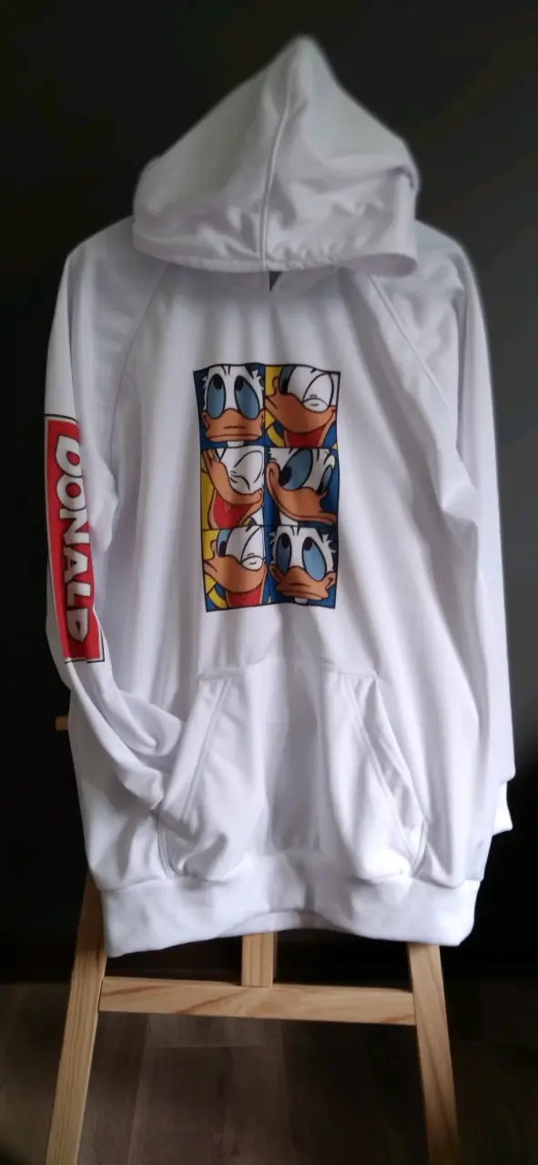 Polerón blanco con diseño de Pato Donald