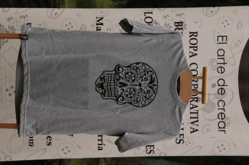 Polera gris con diseño de calavera