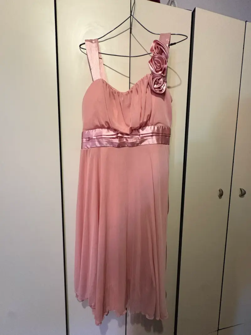 Vestido rosa con detalle floral en el hombro - 1