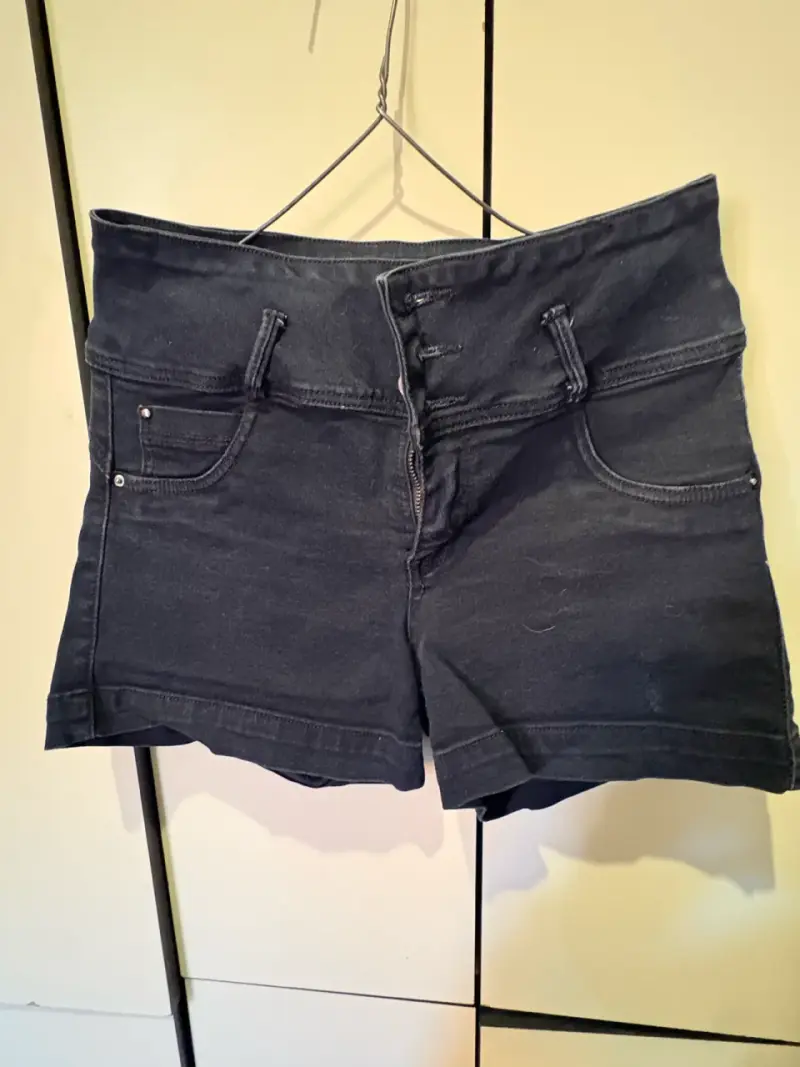 Shorts de mezclilla negros para mujer - 1