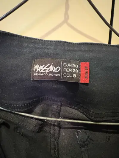 Shorts de mezclilla negros para mujer - miniatura 2