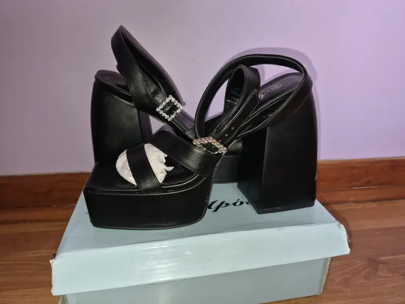 Sandalias de plataforma negras con hebilla decorativa - 1