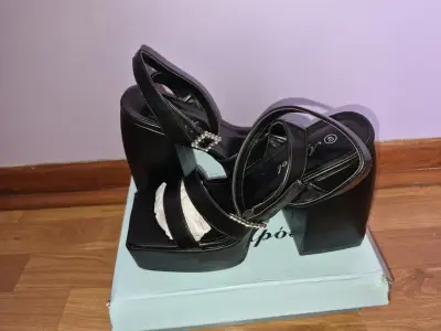Sandalias de plataforma negras con hebilla decorativa - miniatura 2