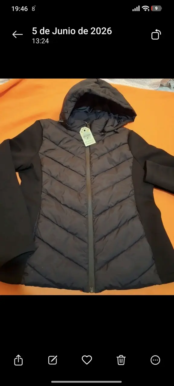 Chaqueta acolchada con capucha negra