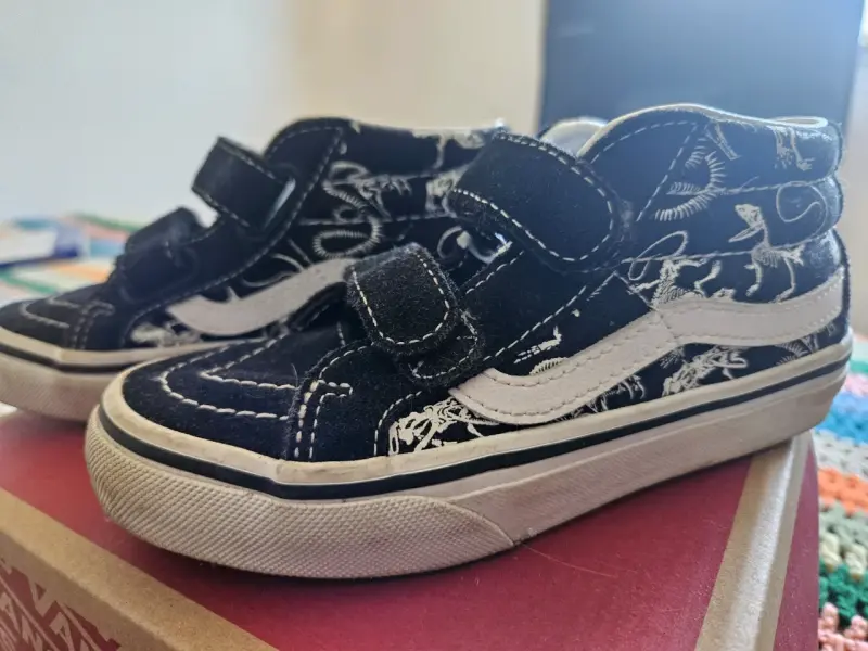 Zapatillas Vans negras con diseño de dinosaurios - 1