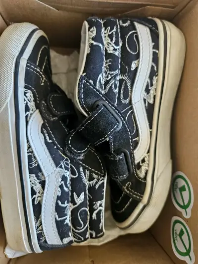 Zapatillas Vans negras con diseño de dinosaurios - miniatura 2