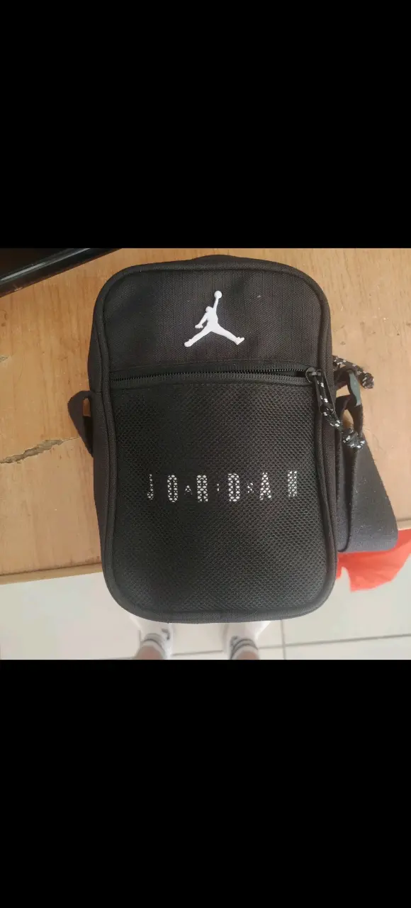 Bolso bandolera Jordan negro con logo