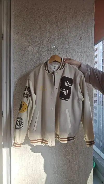 Chaqueta Varsity Beige H&M Smiley - miniatura 1