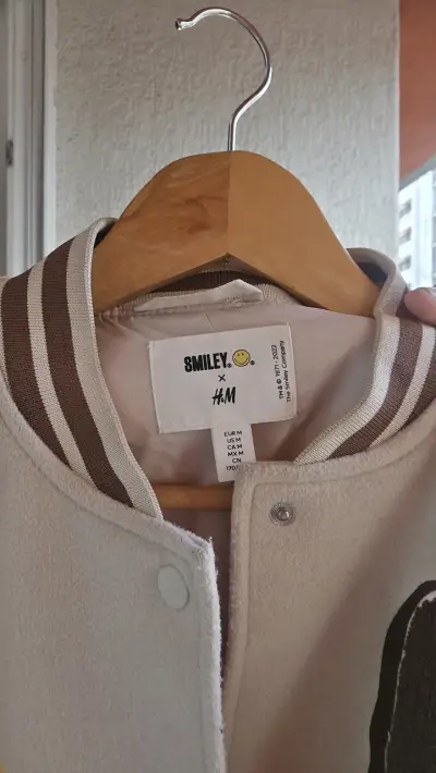 Chaqueta Varsity Beige H&M Smiley - miniatura 2