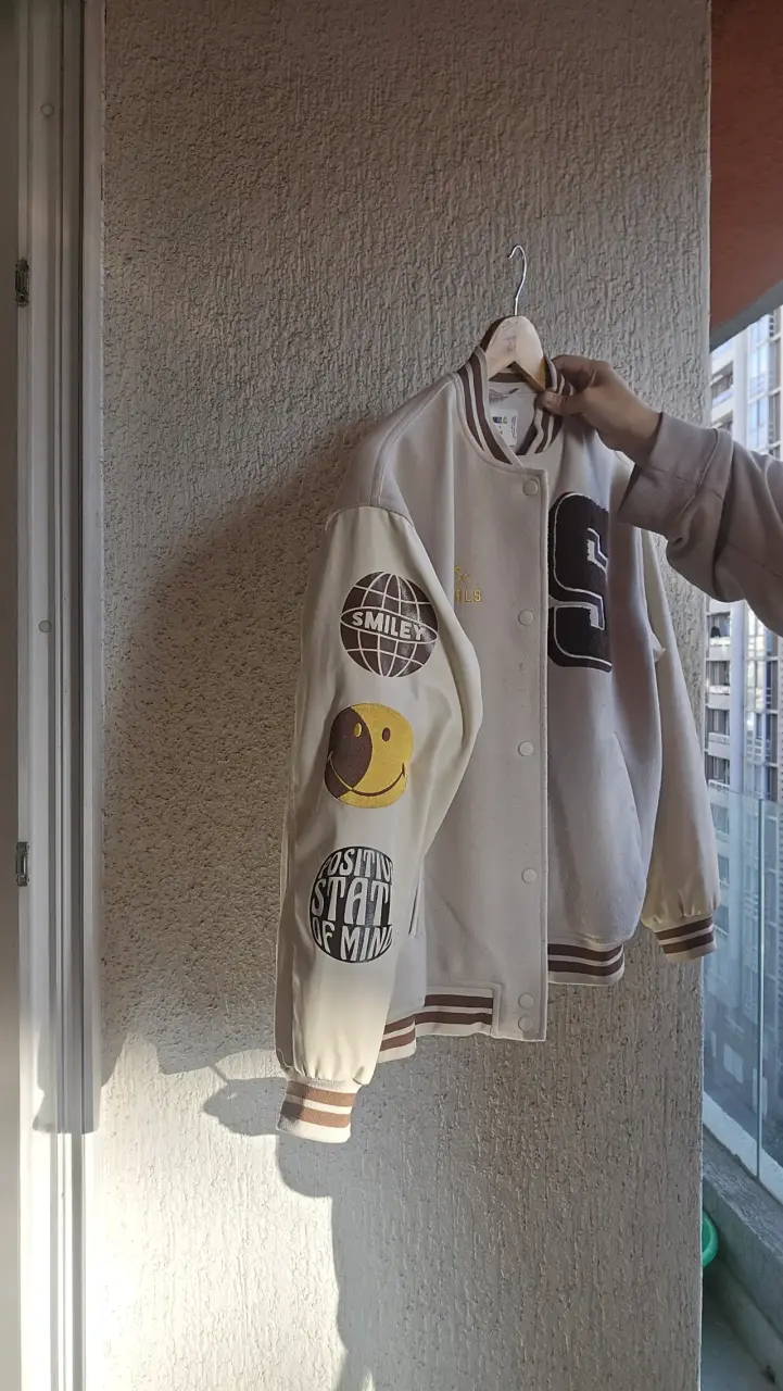 Chaqueta Varsity Beige H&M Smiley - 3