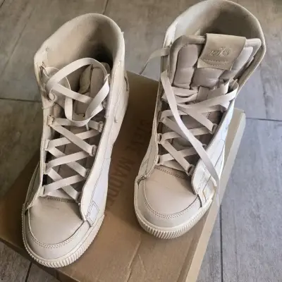 Zapatillas altas blancas Nike en buen estado - miniatura 2