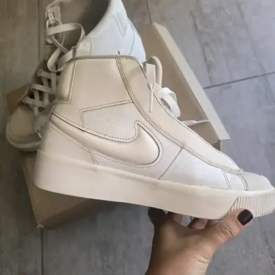 Zapatillas altas blancas Nike en buen estado - miniatura 3