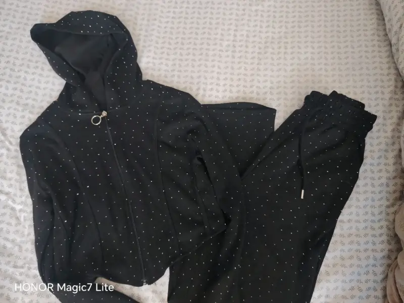 Conjunto deportivo negro con capucha y pantalón - 1