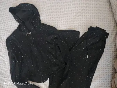 Conjunto deportivo negro con capucha y pantalón - miniatura 1