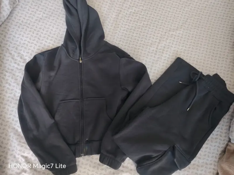 Conjunto deportivo negro con capucha y pantalón - 2