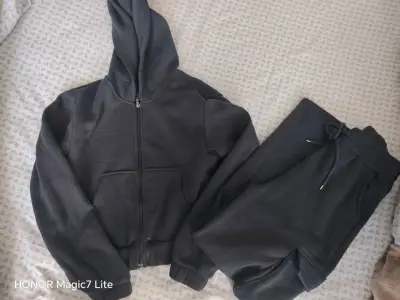 Conjunto deportivo negro con capucha y pantalón - miniatura 2