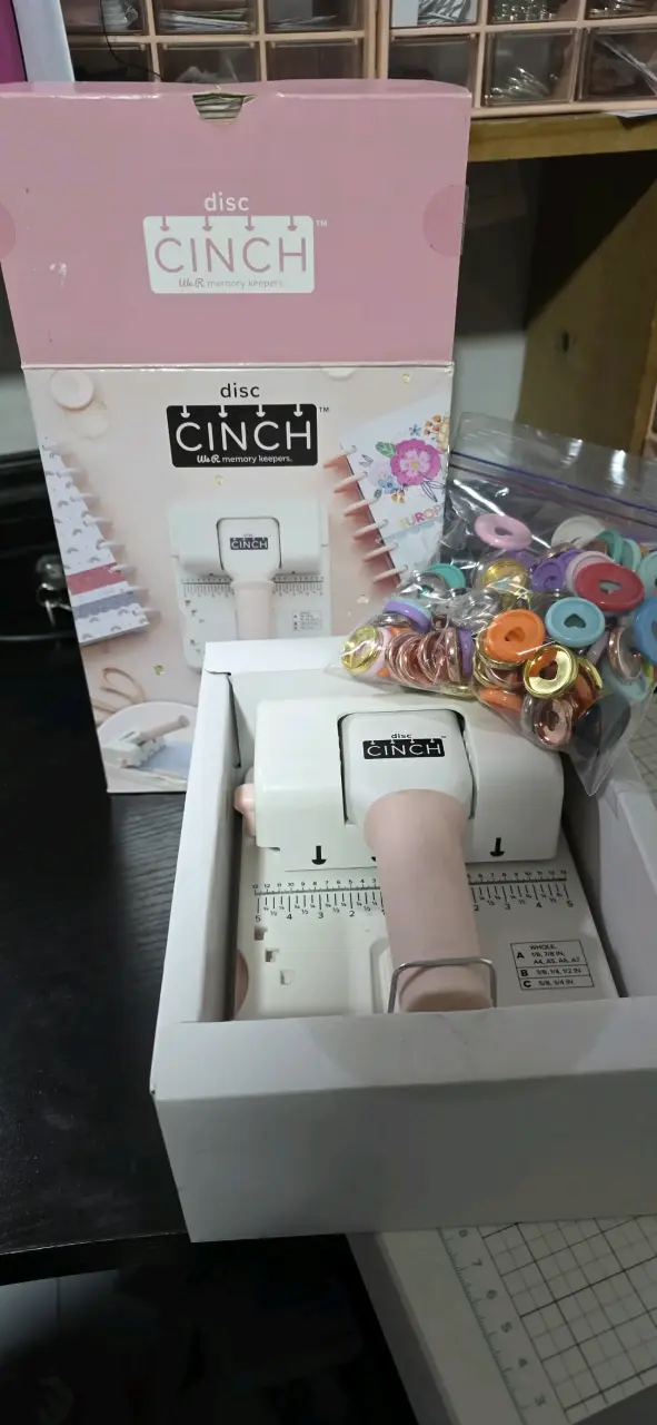 Encuadernadora Disc Cinch con accesorios