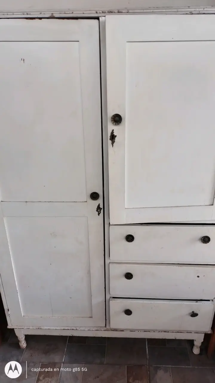Armario antiguo de madera blanco con llave - 1